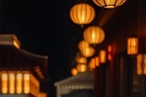 全景声影厅侧拍，墙面上分层排布的音箱阵列